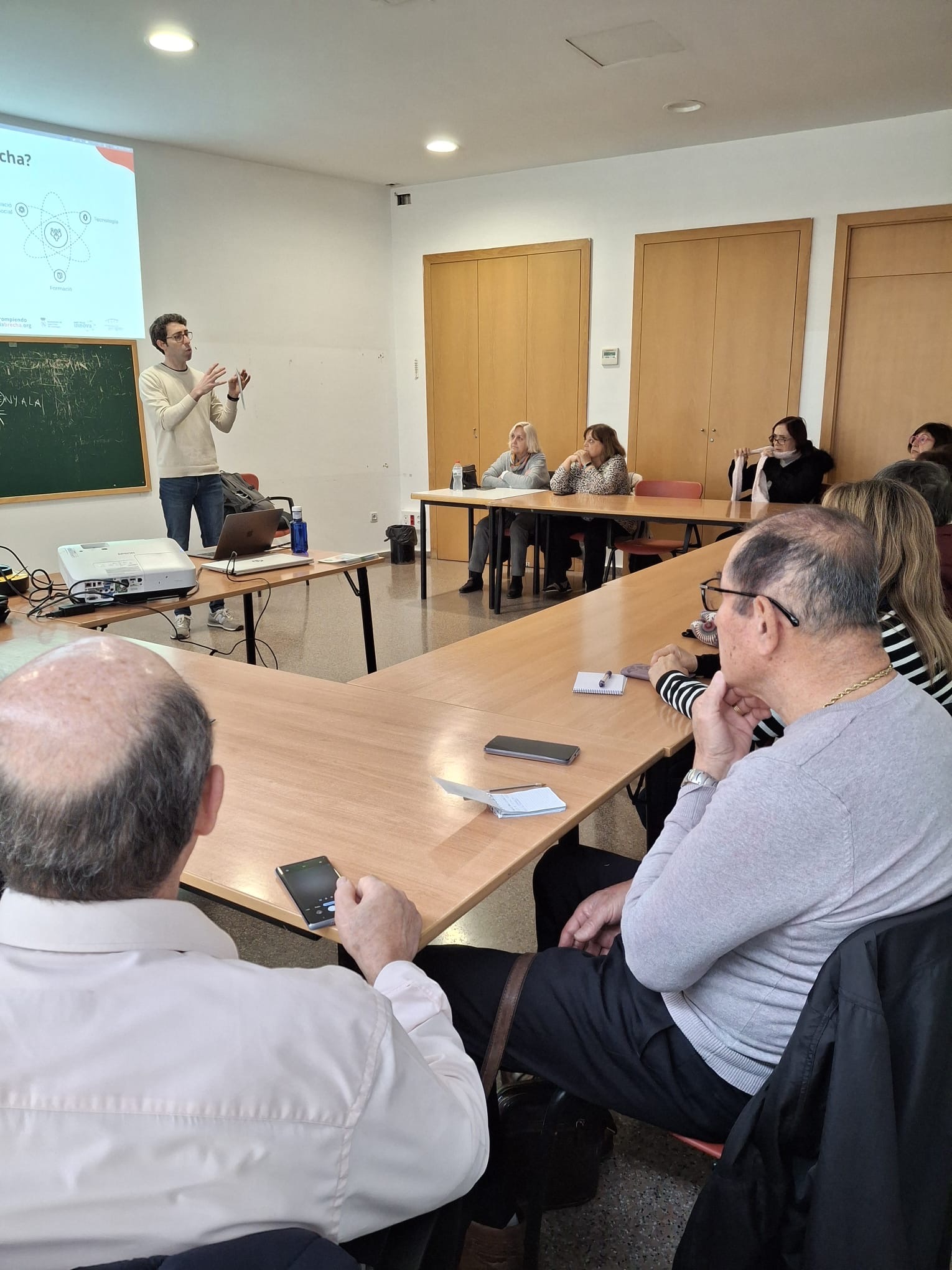Sessió pràctica del formador explicant els tràmits mèdics